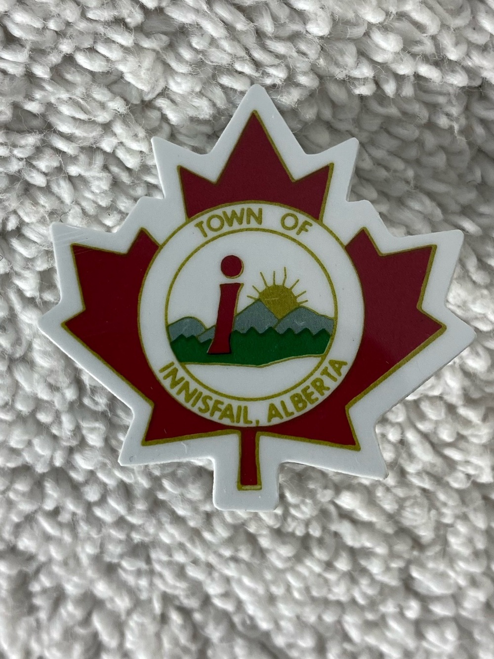 5/$35 Vintage Town of Innisfail Alberta Canada Maple Leaf Souvenir Lapel Pin